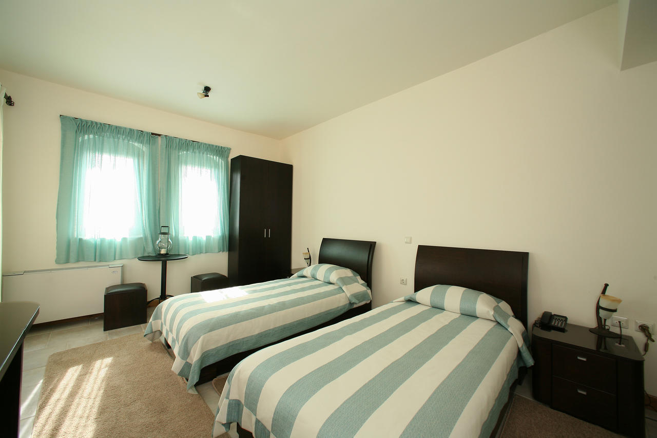 Hotel Arhontiko Parnona Karyes Pokoj fotografie